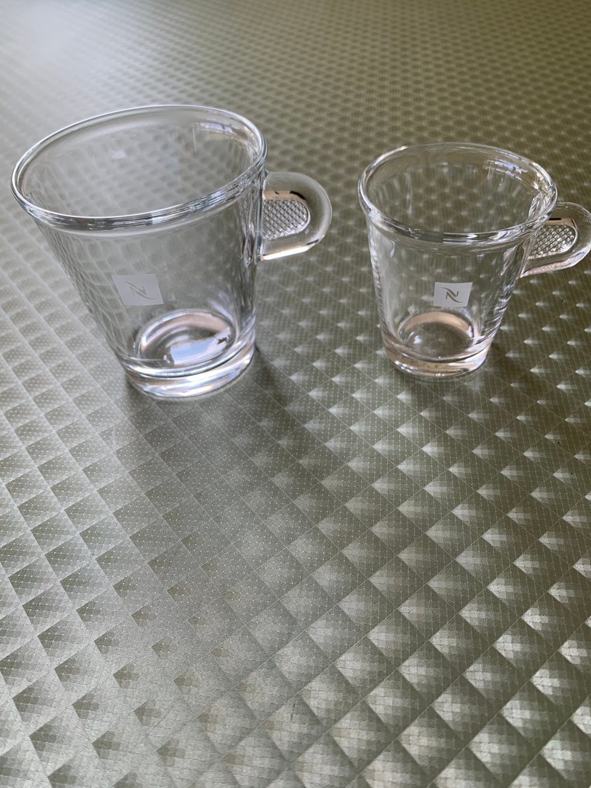 Nespresso 1espresso,1 lungo kopje, 2 Atelier Design schotels, Ophalen of Verzenden, Zo goed als nieuw, Overige stijlen, Kop(pen) en/of Schotel(s)