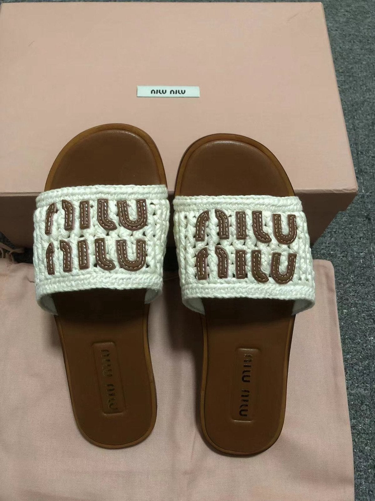 Miu miu slippers maat 39, Kleding | Dames, Schoenen, Ophalen of Verzenden, Nieuw