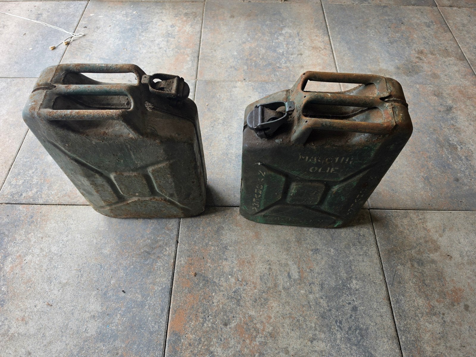 stalen jarrycans 20l  15€ per stuk, Ophalen
