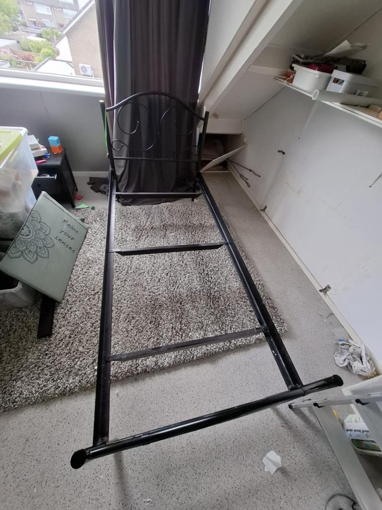 Gratis 1 persoonsbed zwart metaal nette staat, Huis en Inrichting, Slaapkamer | Bedden, Ophalen, Gebruikt, 90 cm, Eenpersoons