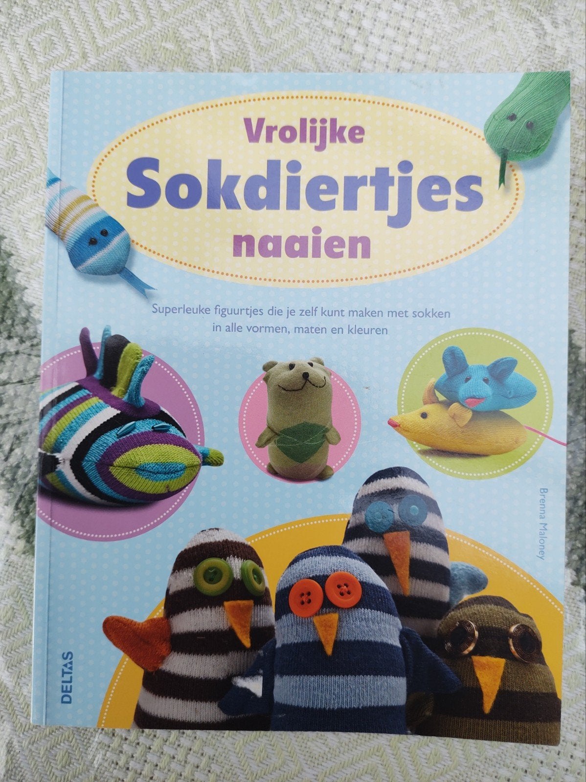 Brenna Maloney - Vrolijke sokdiertjes naaien, Ophalen of Verzenden, Zo goed als nieuw, Borduren en Naaien, Brenna Maloney.