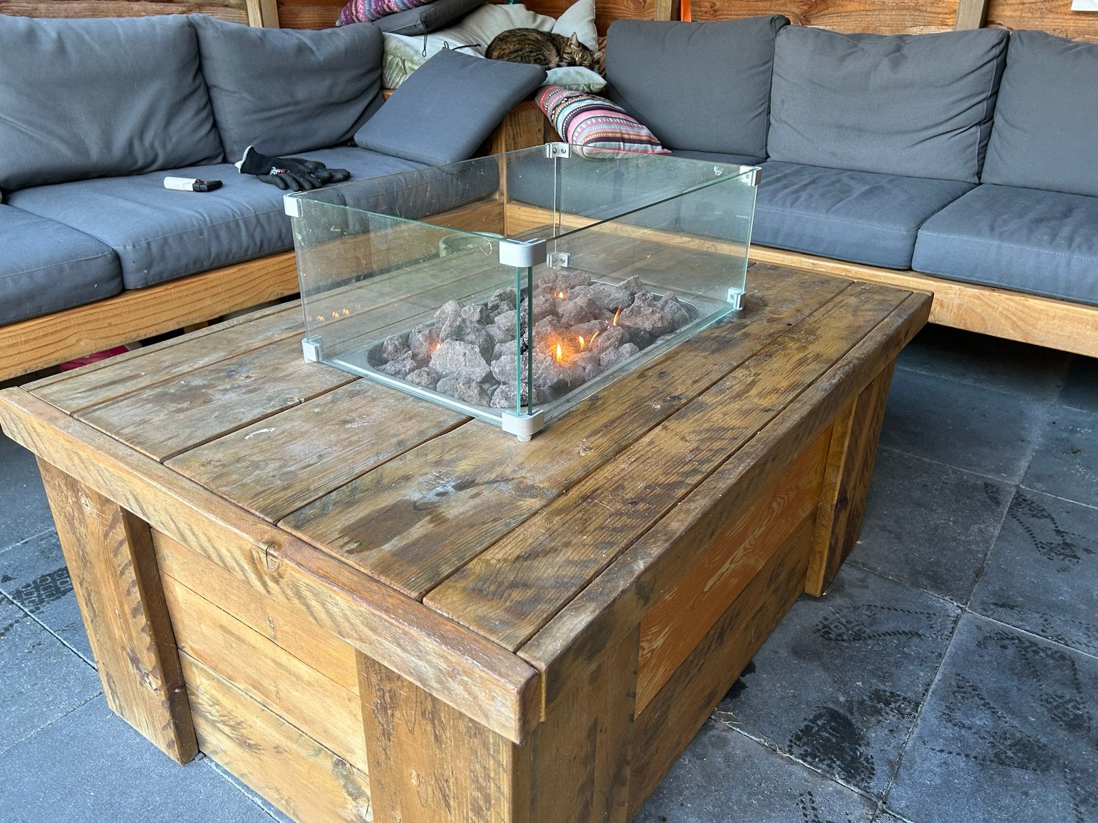Vuurtafel van robuust hout met glazen ombouw, Ophalen, Gebruikt