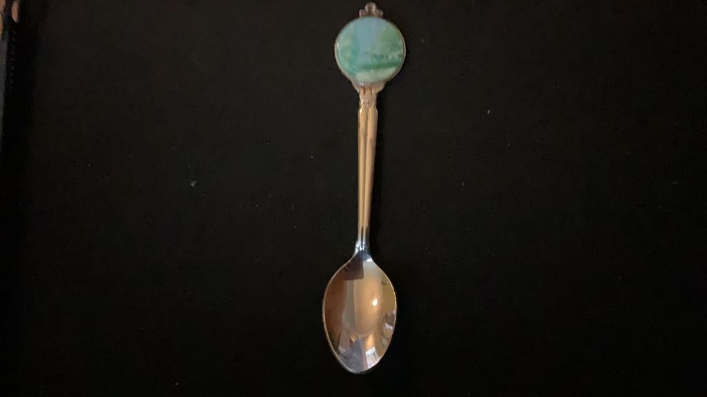 Verzilverde herdenkingslepel met emaille decoratie, Ophalen of Verzenden
