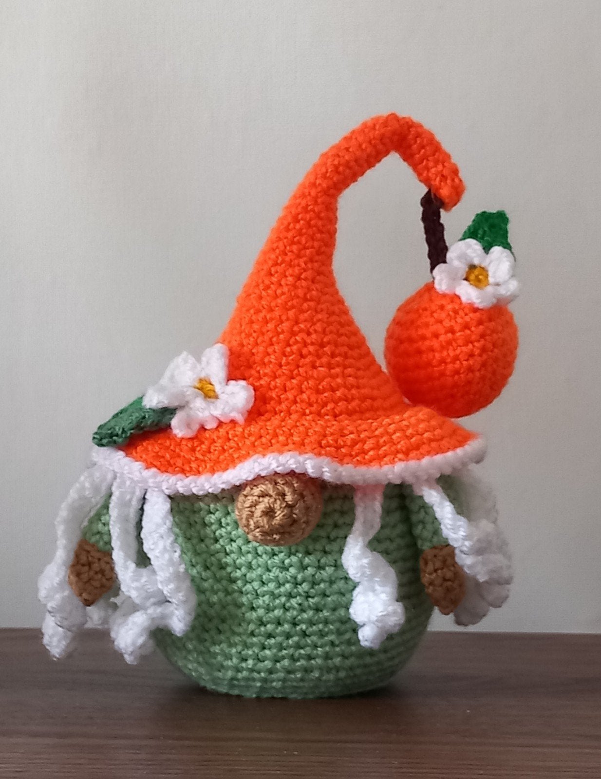 Gehaakte Lente Kabouter met Oranje Hoed en Bloemen, Overige materialen, Overige stijlen, Nieuw, Ophalen of Verzenden