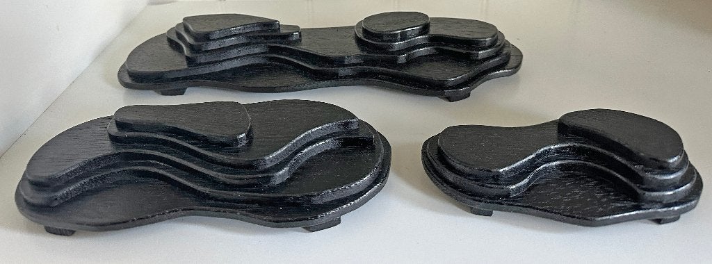 Set 3 houten displays voor Netsukes of kleine snuisterijen, Antiek en Kunst, Hout, Overige typen, Japan, Zwart