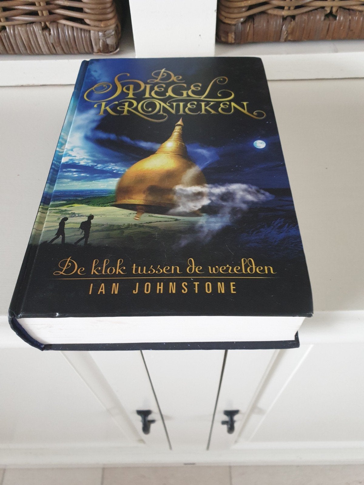 Ian Johnstone - De klok tussen de werelden, Ophalen of Verzenden, Gelezen