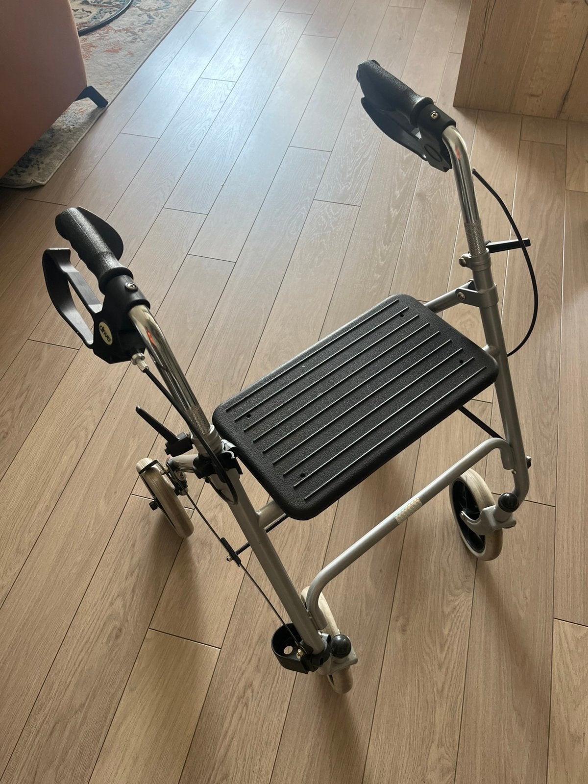 Drive rollator met zitje en remmen, lichtgewicht, Diversen, Rollators, Ophalen of Verzenden, Lichtgewicht, Zo goed als nieuw