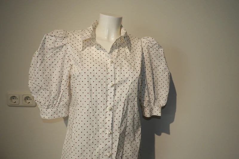 Custommade witte stippen blouse parel knopen pof mouwen 40, Kleding | Dames, Blouses en Tunieken, Maat 38/40 (M), Verzenden, Wit