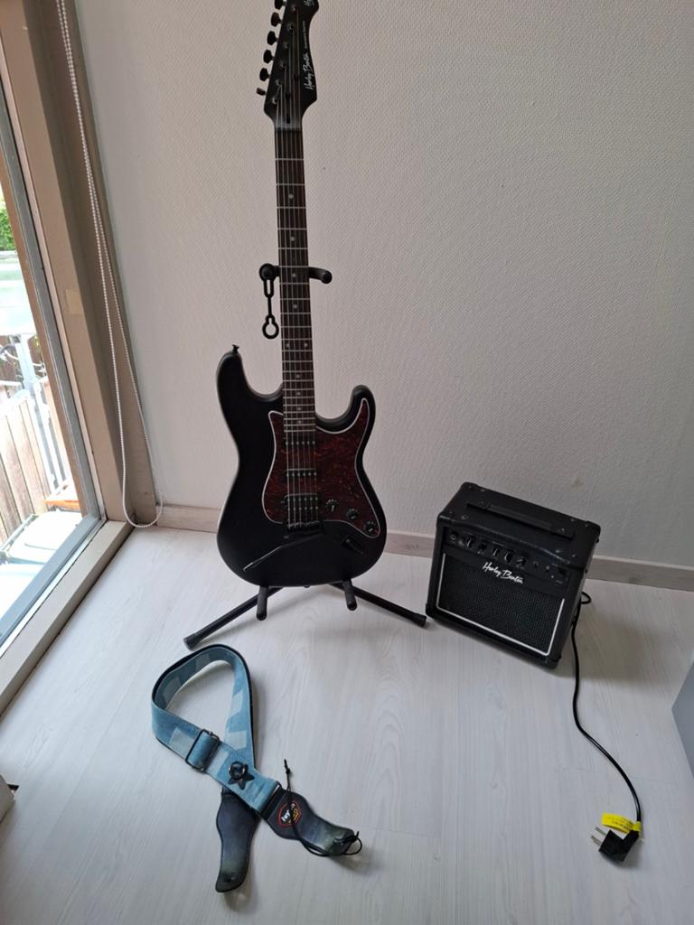 Harley Benton elektrische gitaar met accessoires, Muziek en Instrumenten, Ophalen of Verzenden, Zo goed als nieuw, Solid body