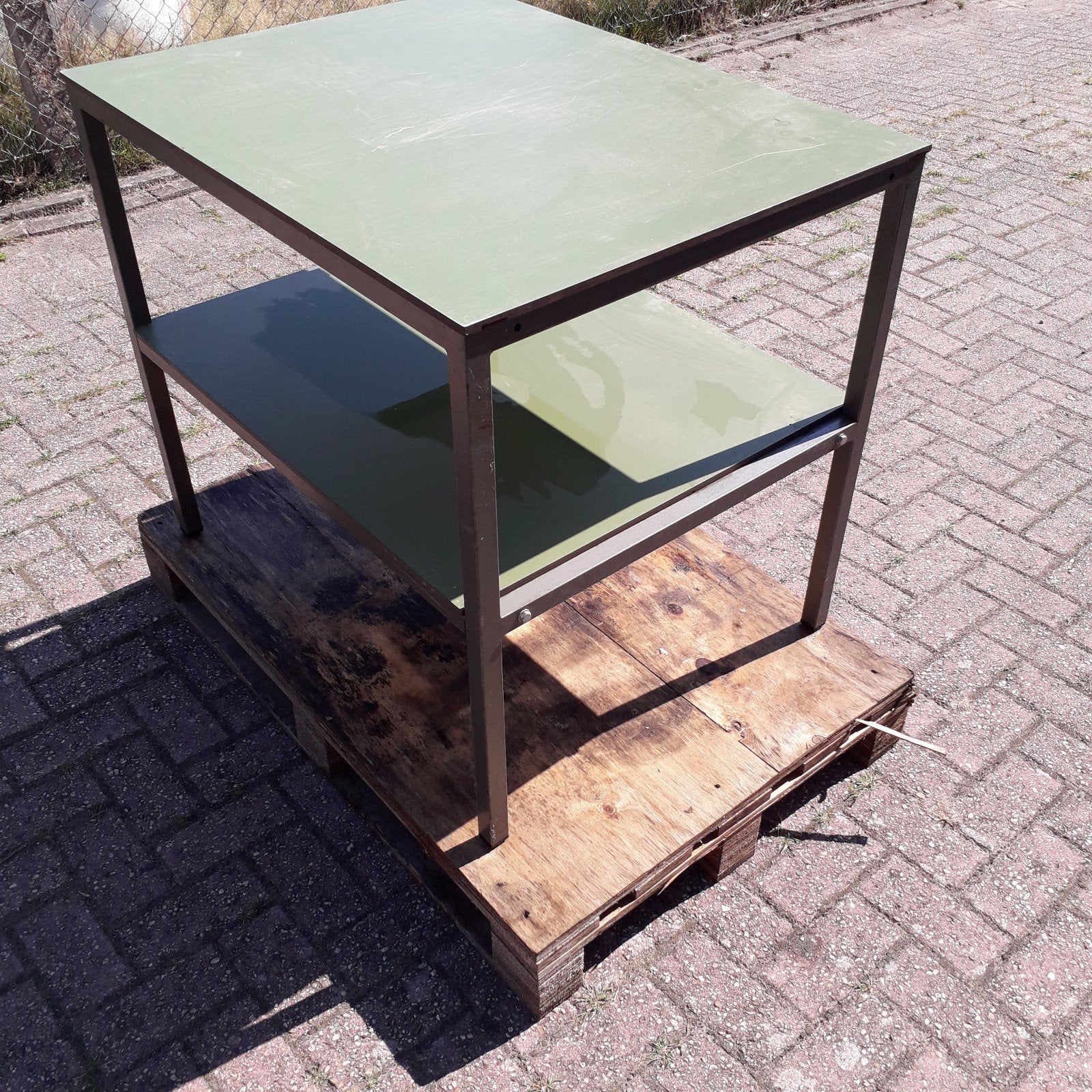 Foto 6 van Stevige werkbank met Trespabladen en metalen frame