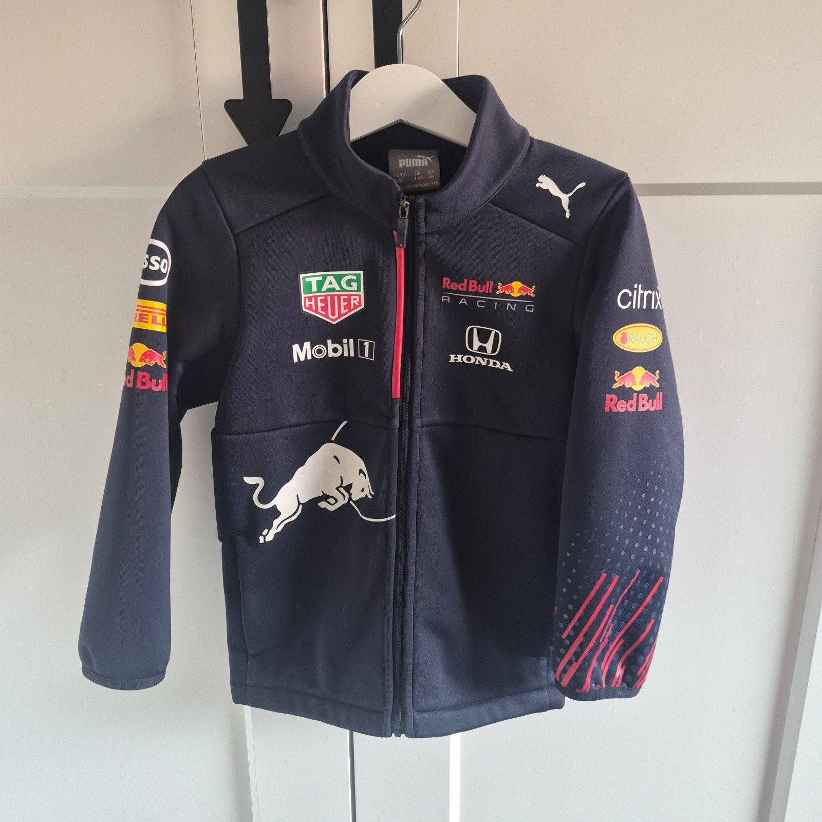 Red Bull Racing X Puma softshell jas maat 104, Gebruikt, Puma, Ophalen of Verzenden, Jongen