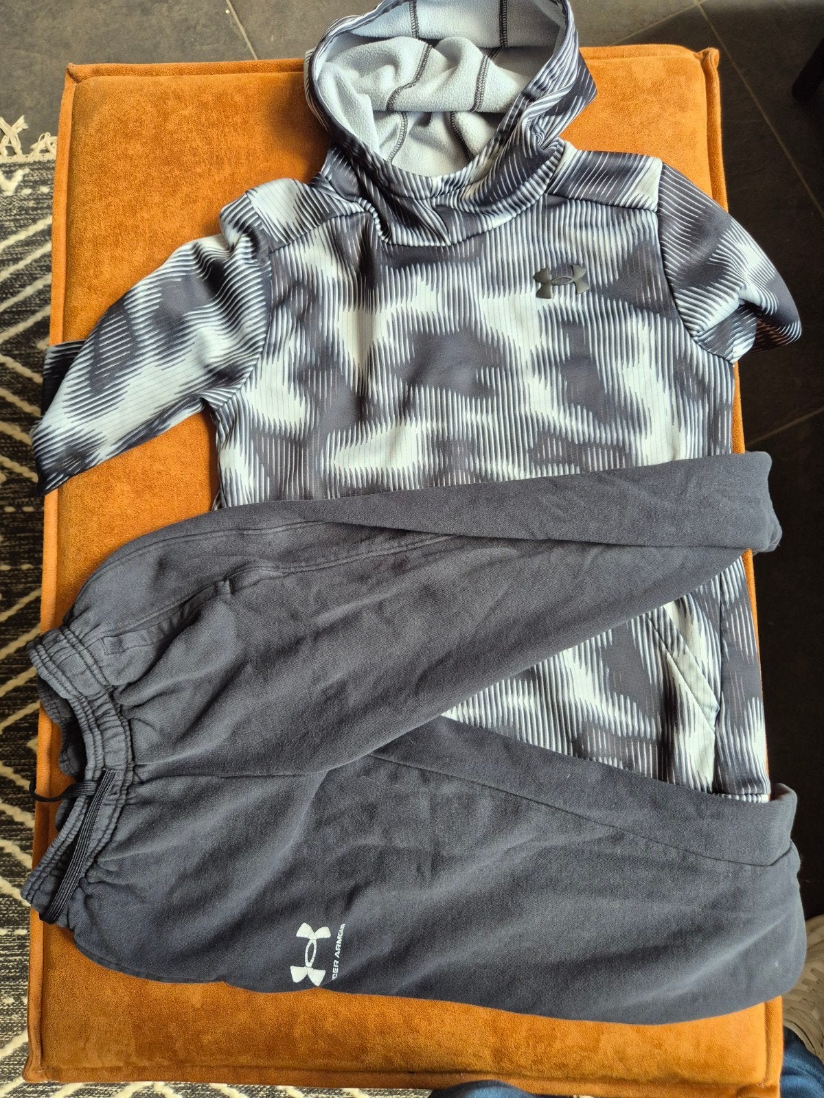 Under Armour trainingspak - hoodie en joggingbroek, Kinderen en Baby's, Kinderkleding | Maat 134, Ophalen of Verzenden