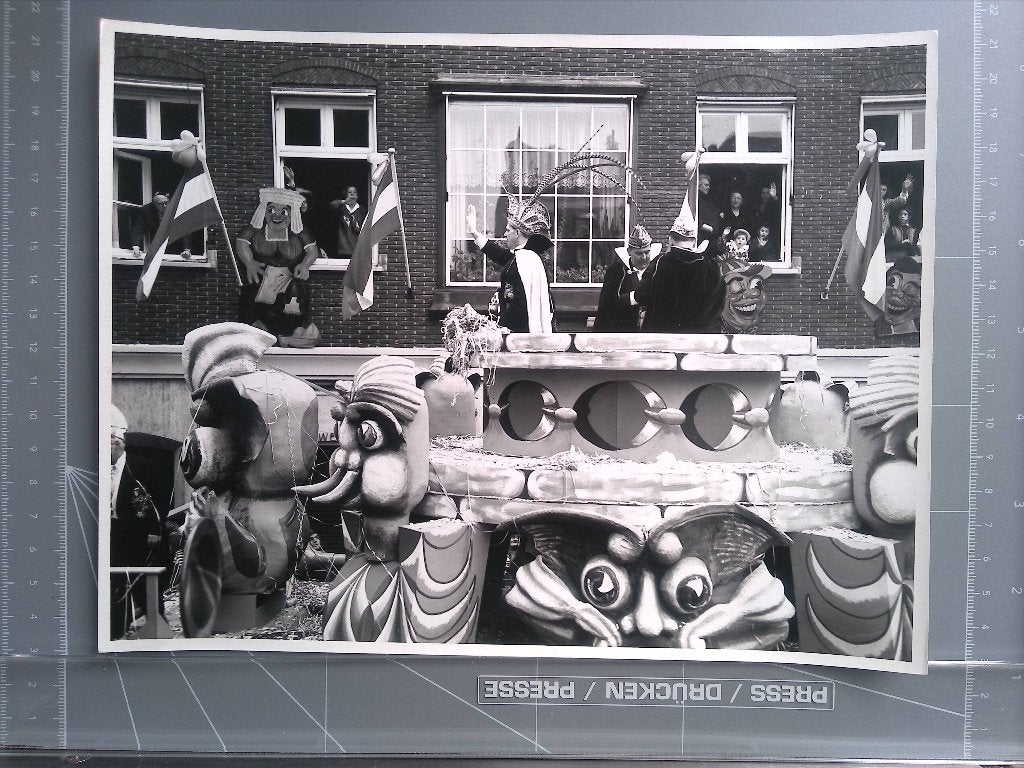 Carnaval optocht praalwagen (Persfoto), 1960 tot 1980, Gebruikt, Verzenden, Foto