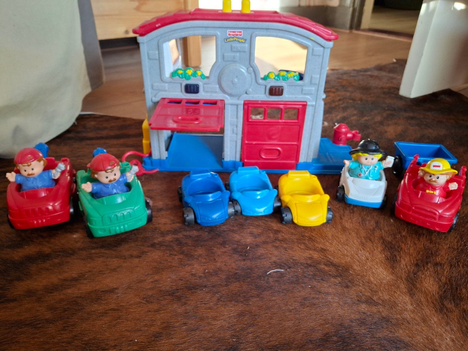 fisher price  - brandweer / ziekenauto / garage, Kinderen en Baby's, Ophalen of Verzenden, Gebruikt, Speelset, Met geluid