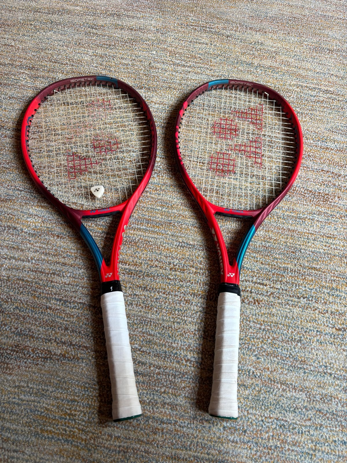 2 stuks Yonex Vcore 100 (300gr) - Grip 3 - Nieuwe bespanning, Overige merken, Gebruikt, Ophalen of Verzenden, Racket