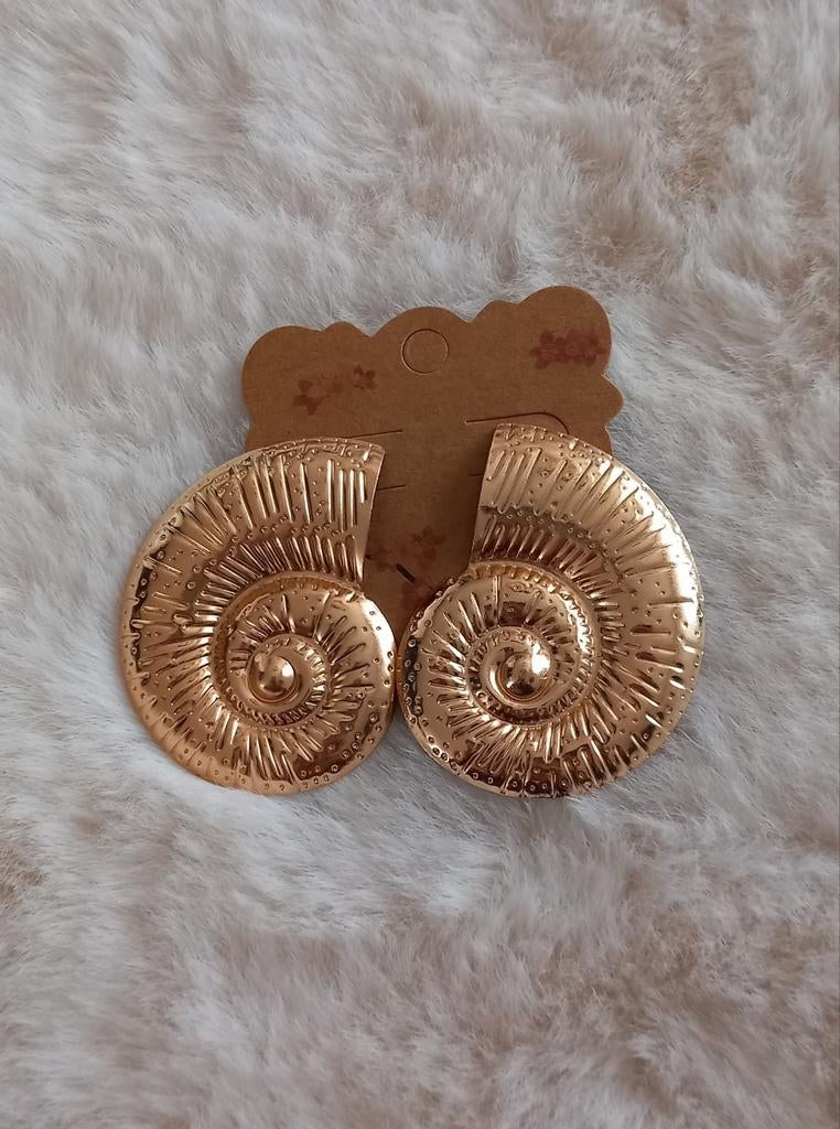 Gouden schelp oorbellen, Overige materialen, Nieuw, Ophalen of Verzenden, Knopjes of Stekers
