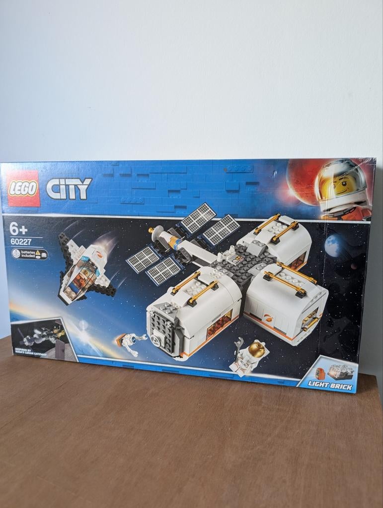 Sealed: Lego City 60227 Maanruimtestation, Ophalen, Nieuw