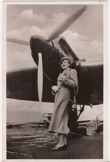 Vrouw  bij SPITFIRE  1939 stempel  ZEGEL  4  CENT NR 1765, Verzenden, Luchtmacht, Nederland, Foto of Poster