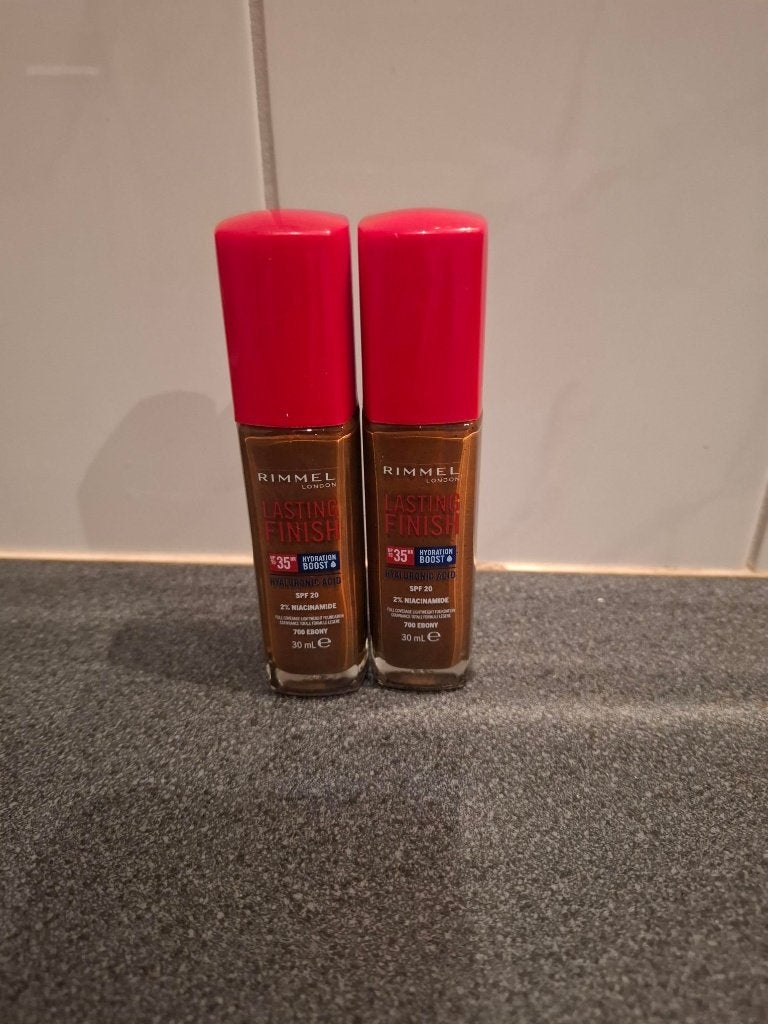 2 nieuwe Rimmel Lasting Finish foundation (advr 373), Overige kleuren, Gehele gezicht, Nieuw, Ophalen of Verzenden