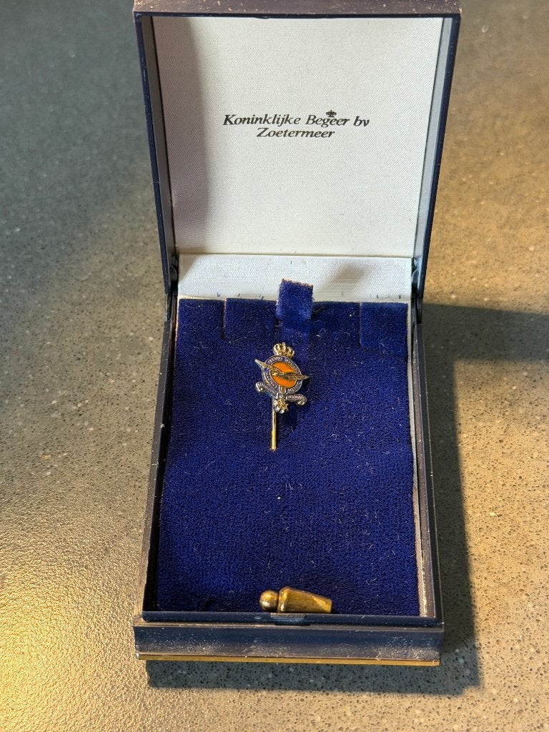 Rever speldje trouwe dienst Koninklijke Luchtmacht, Verzamelen, Ophalen of Verzenden, Luchtmacht, Nederland, Lintje, Medaille of Wings