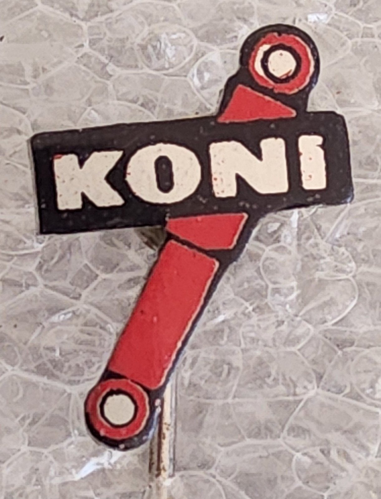 Vintage Koni Schokdempers Speldje/Pin, Verzamelen, Ophalen of Verzenden, Gebruikt, Merk, Speldje of Pin
