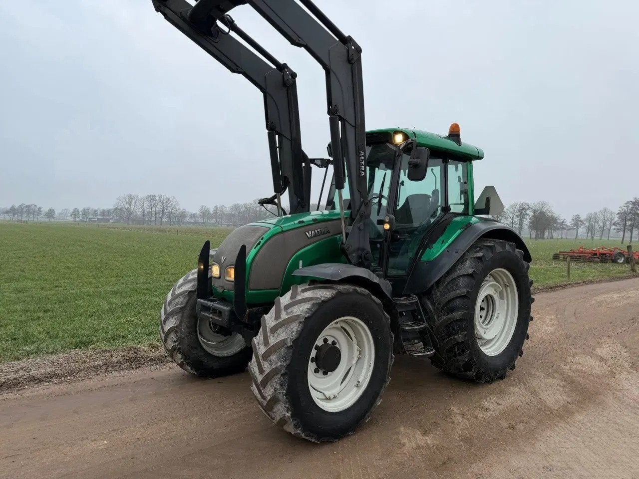 Valtra C110 Trekker met voorlader (bj 2005), Gebruikt, Overige merken, Meer dan 10000
