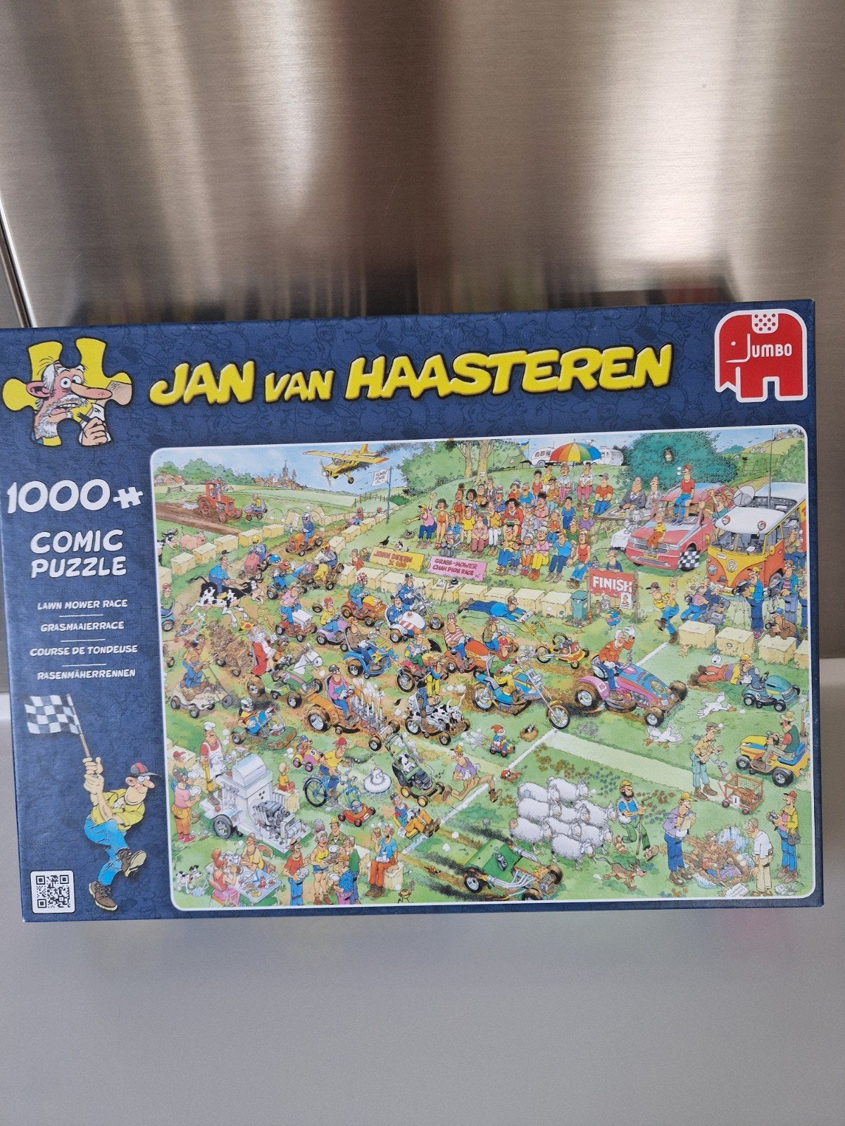 J v Haasteren puzzel 1000stukjes  de grasmaaier race € 7.00, Ophalen, 500 t/m 1500 stukjes, Zo goed als nieuw