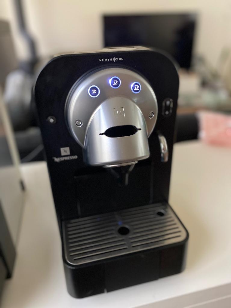 Nespresso Pro Gemini CS100, Witgoed en Apparatuur, Koffiezetapparaten, Gebruikt, Koffiepads en cups, Koffiemachine, 10 kopjes of meer
