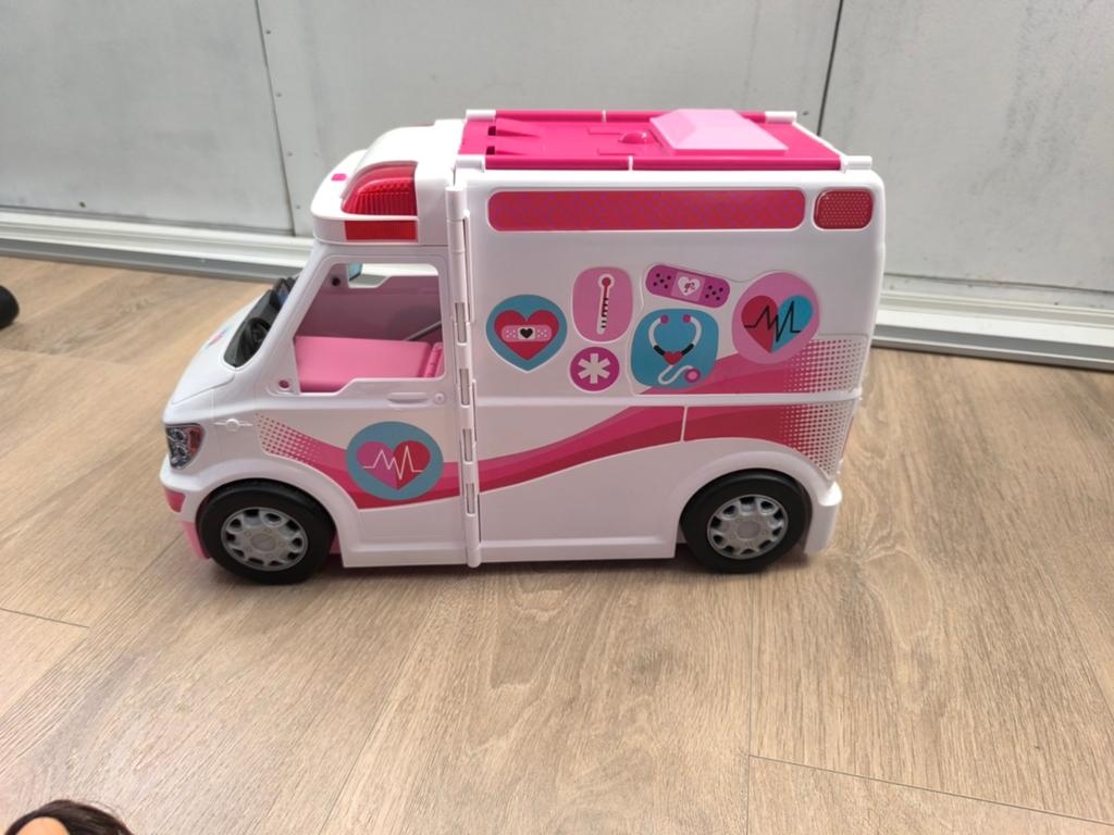 Barbie Ambulance met accessoires en 7 poppen, Ophalen of Verzenden, Gebruikt, Barbie