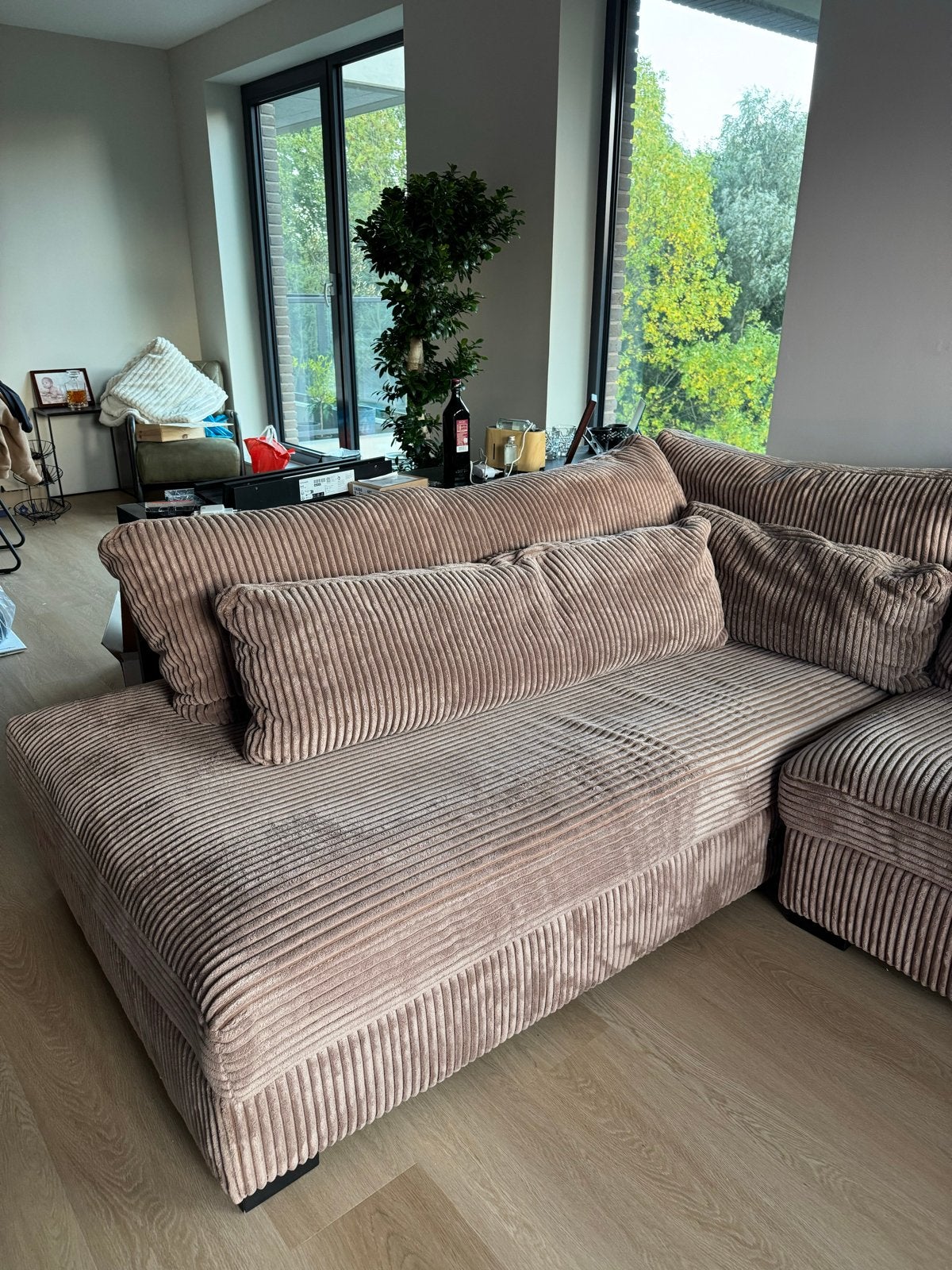Ruime taupe/mokka ribstof hoekbank met loungegedeelte, Ophalen, 100 tot 125 cm, Hoekbank, Zo goed als nieuw