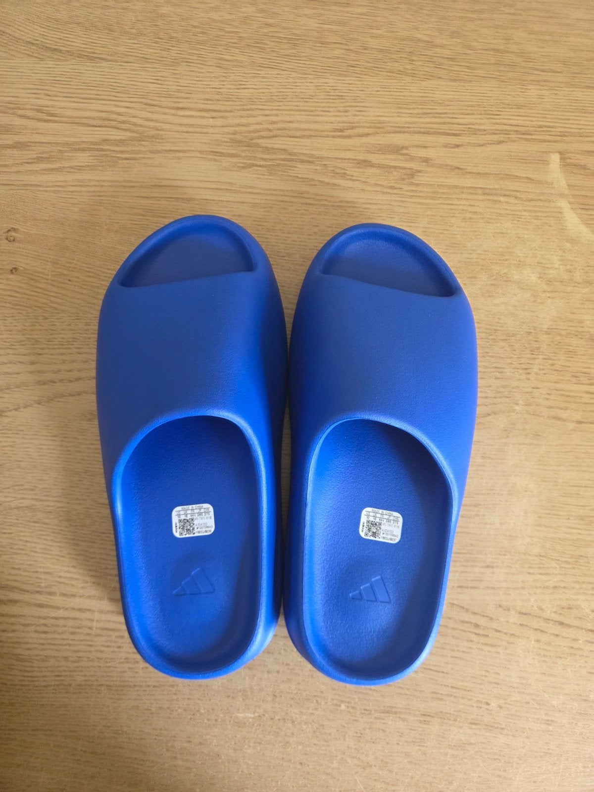 Adidas Yeezy slides Azure EU 44 1/2, US 10, Ophalen of Verzenden, Nieuw