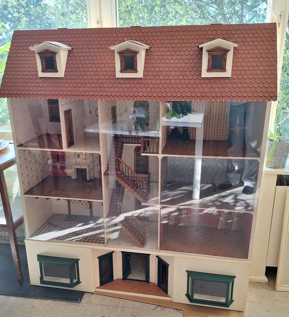 Schitterend poppenhuis met 8 kamers en 3 zolderkamers, Ophalen, Gebruikt, Poppenhuis