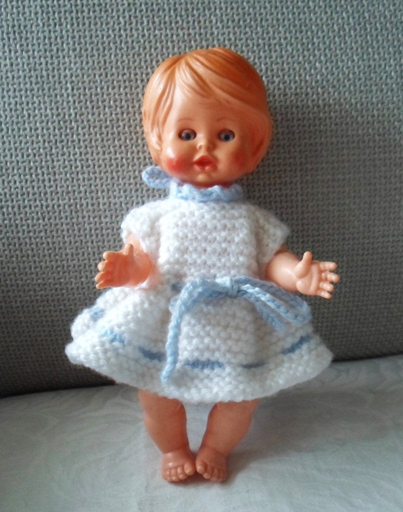 Babypop met gebreid jurkje. Jaren '50 - '60., Verzamelen, Poppen, Ophalen of Verzenden, Gebruikt, Pop