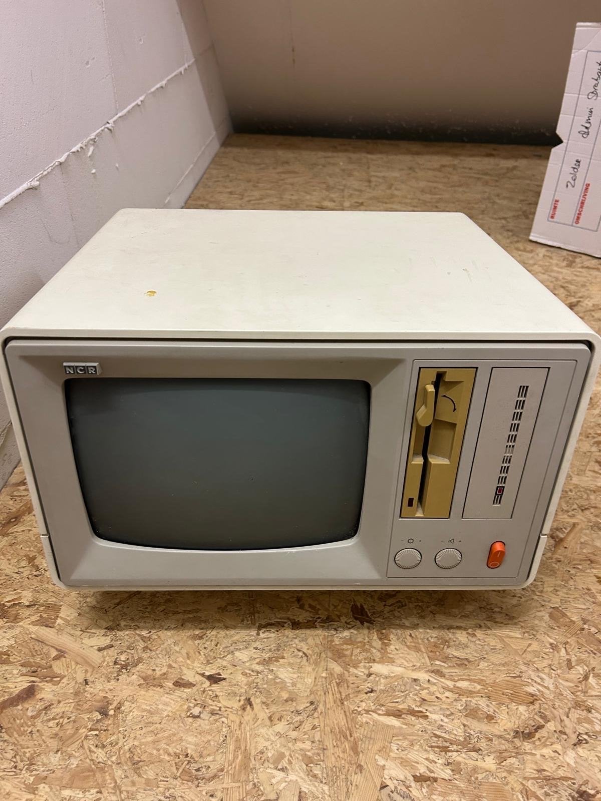 Vintage NCR Personal Computer met monitor en toetsenbord, Ophalen