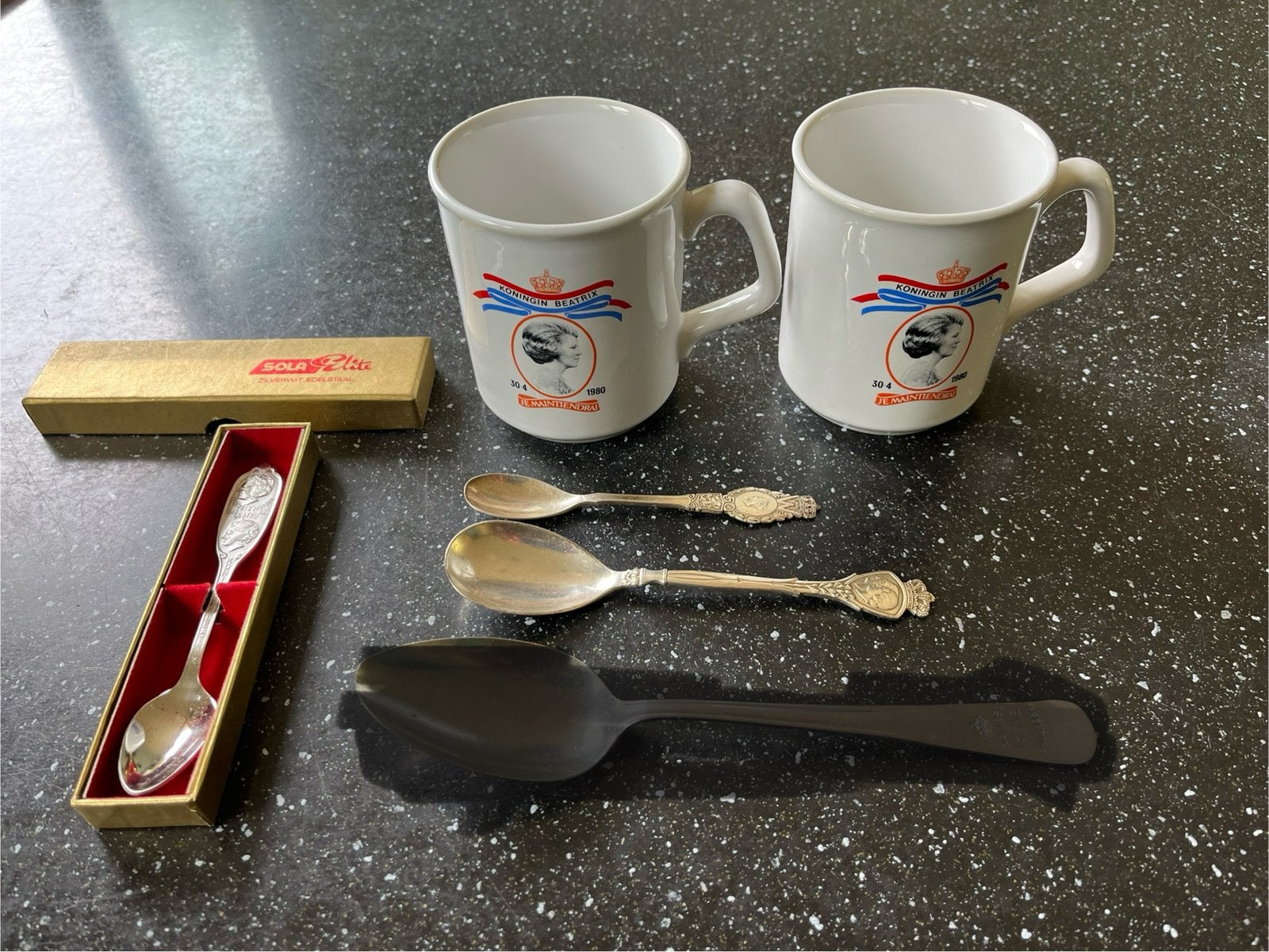 Oranjes 2 mokken beatrix, verzilverde lepels., Ophalen of Verzenden, Zo goed als nieuw, Servies