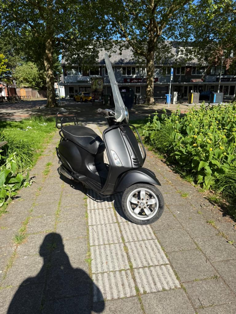 Vespa primavera 2017 16.000 km - Mat Zwart, Fietsen en Brommers, Scooters | Vespa, Ophalen of Verzenden, Gebruikt, Benzine, Vespa LX