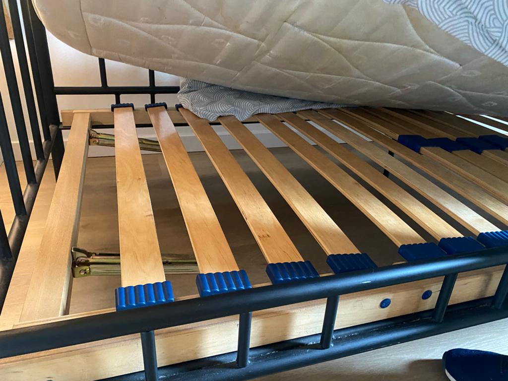 Zwart eenpersoons bed met lattenbodem, Huis en Inrichting, Slaapkamer | Bedden, Ophalen, 90 cm, Eenpersoons, Zwart