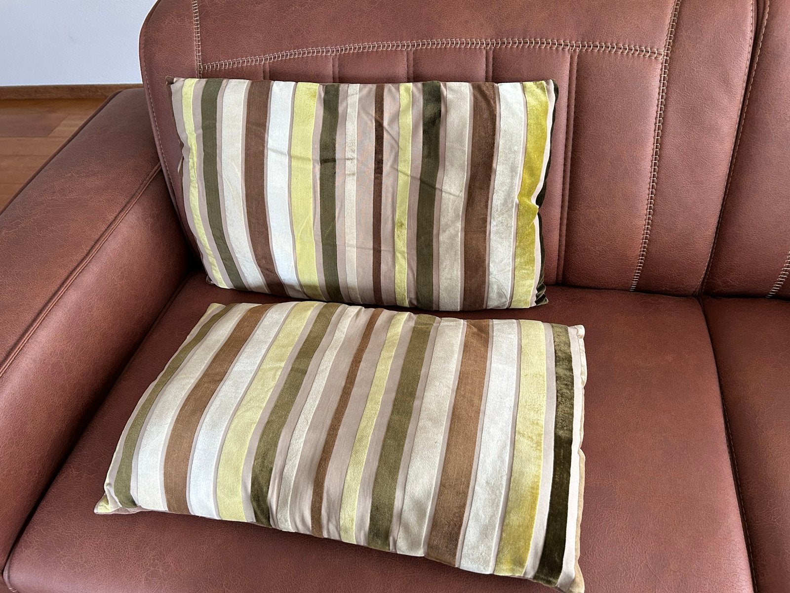 Set van 2 gestreepte sierkussens - bruin, beige, groen, Ophalen, Meerkleurig, Zo goed als nieuw, Sierkussen