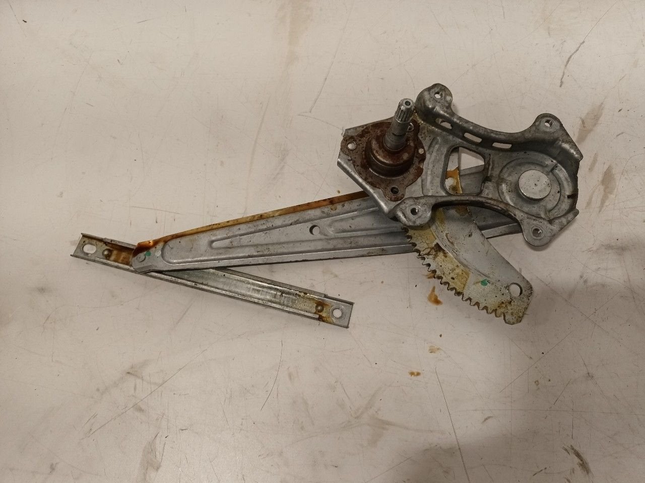 Raammechaniek links achter Nissan Micra, Onderdelen@venauto.nl, Van der Ven Autorecycling B.V., Gebruikt, Ettenseweg 76, 4706 PB Roosendaal, The Netherlands