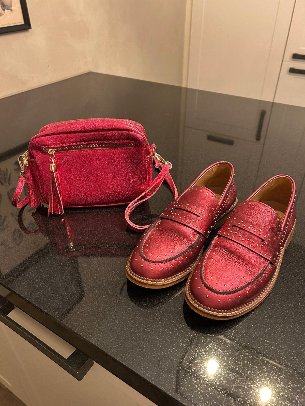 Roze lederen schoenen maat 39 en lederen roze tas metallic, Ophalen of Verzenden, Zo goed als nieuw, Roze, Instappers