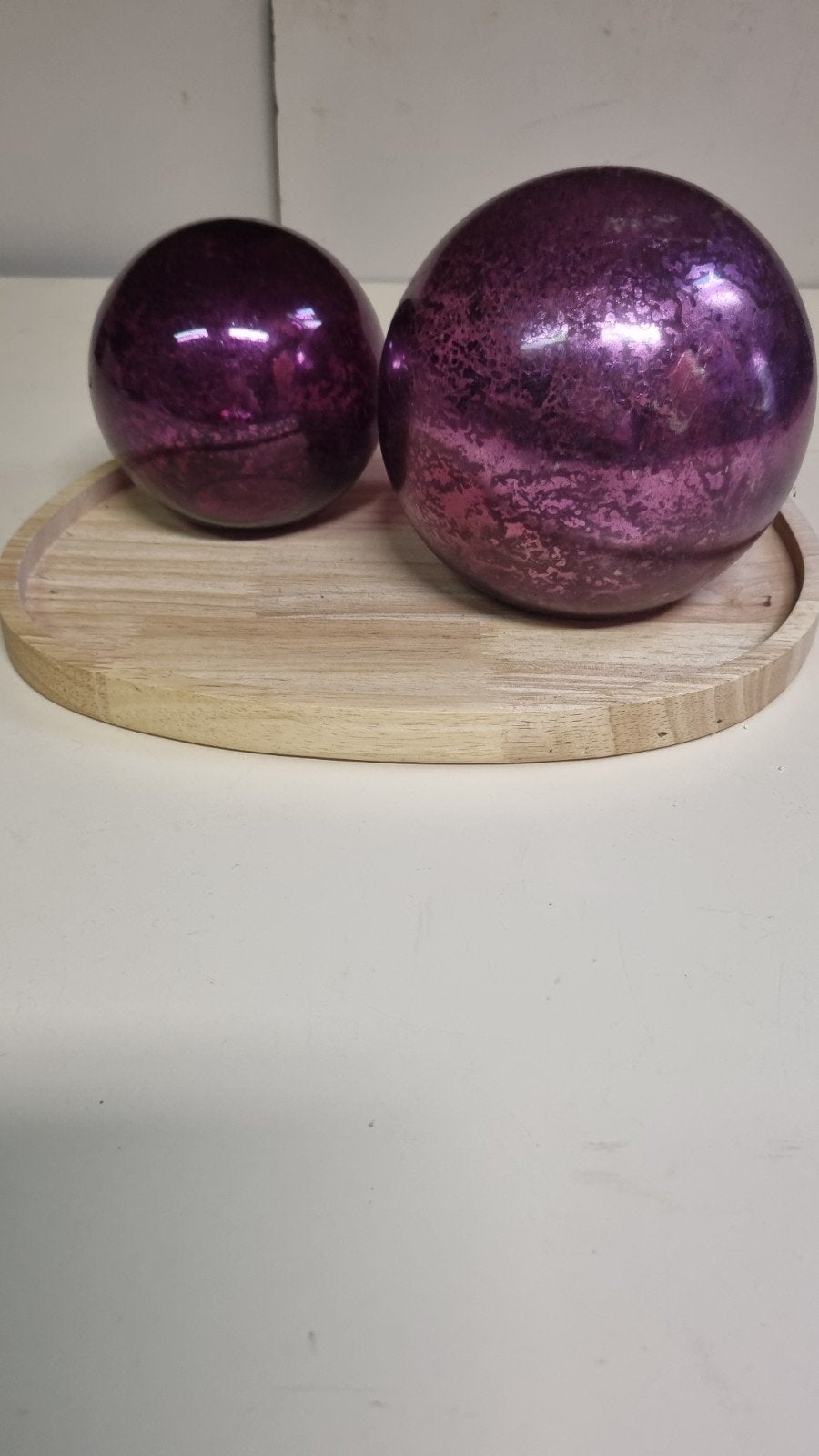 2 Bordeaux Glazen Bollen op Houten Plankje - Kerstdecoratie, Ophalen of Verzenden, Gebruikt