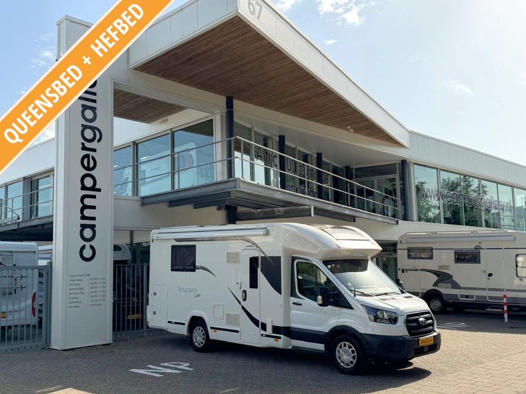 Benimar Tessoro 495 UP QUEENSBED + HEFBED XXL GARAGE 6.99M, Caravans en Kamperen, Campers, Standaard zit, Ford, Bedrijf, 6 tot 7 meter