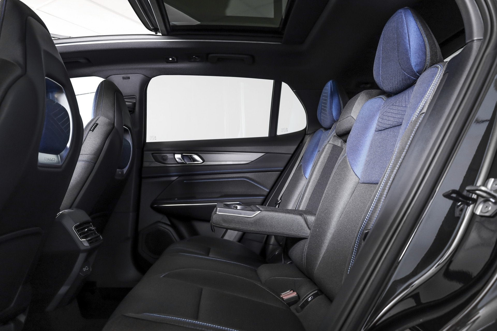 Foto 61 van Lynk & Co 01 1.5 PHEV 261PK MY23 | Blackpakket | Donkere hem