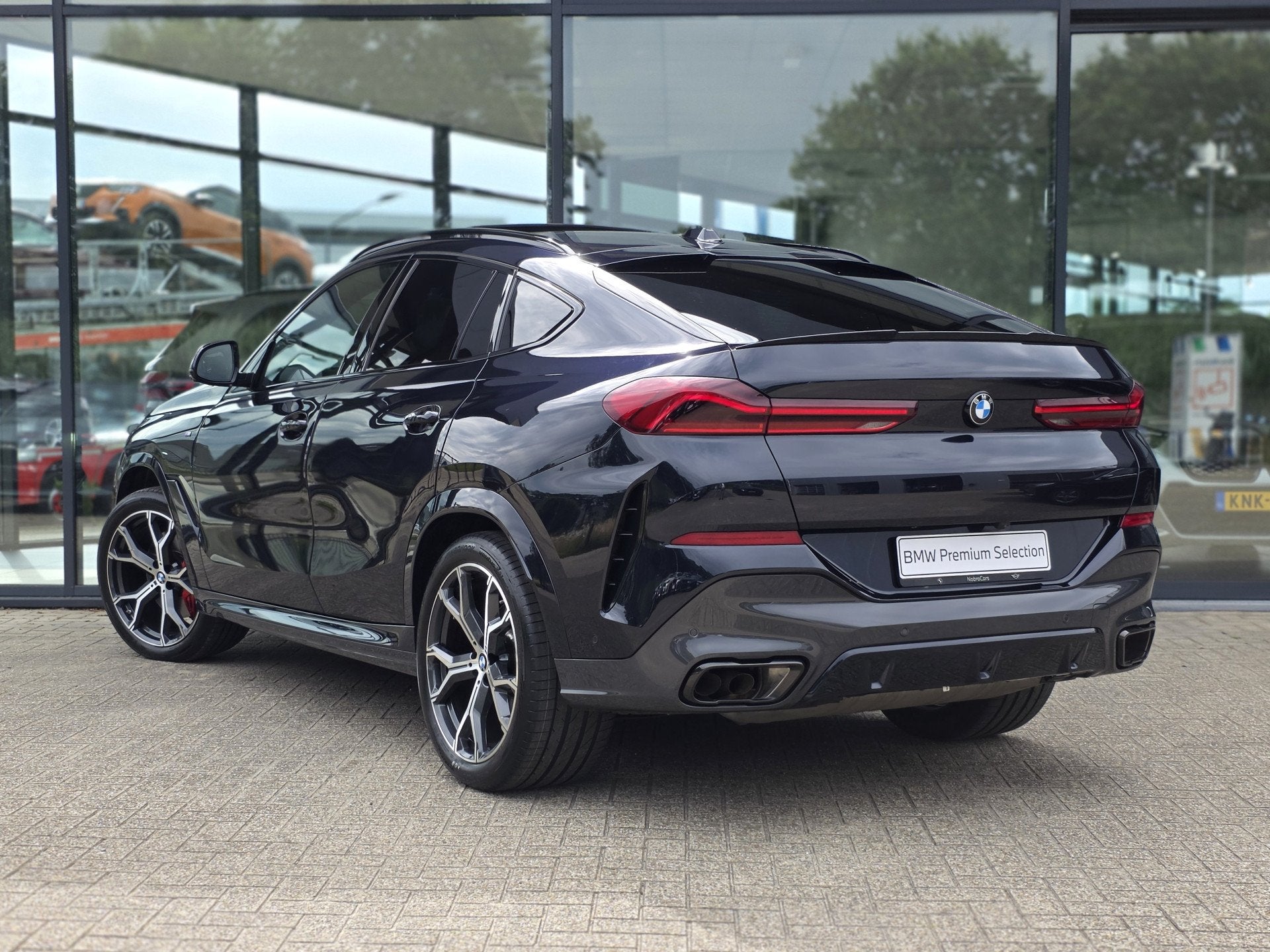 BMW X6 xDrive40i M Sport Automaat / Trekhaak / Panoramadak /, Auto's, Gebruikt, Met garantie (alle), 138 €/maand, Zwart