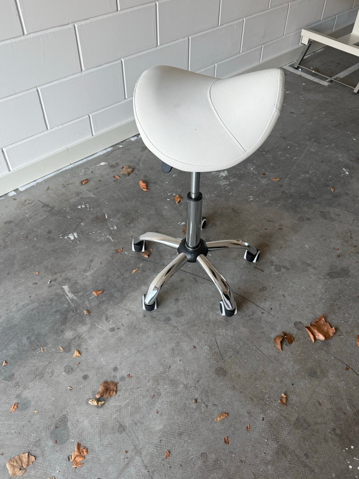 Witte ergonomische zadelkruk op wielen, Huis en Inrichting, Ophalen, Kunststof, Gebruikt, Wit