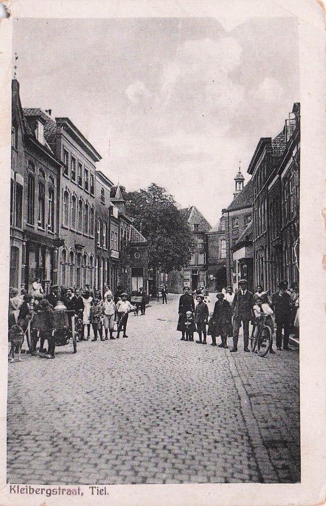 Tiel - Kleibergstraat met veel mensen (gel. 1928), Ophalen of Verzenden, 1920 tot 1940, Gelopen, Gelderland