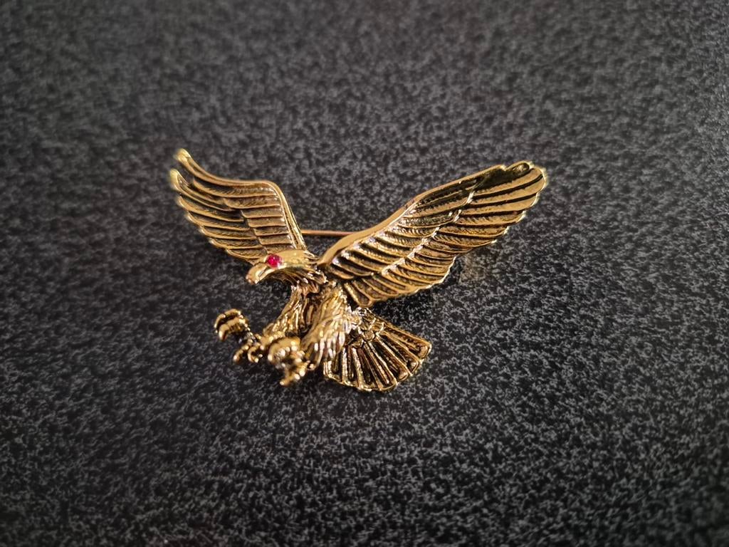 Vintage Gouden Adelaar Broche met Rode Oogjes, Overige materialen, 4 tot 7 cm, Gebruikt, Ophalen of Verzenden
