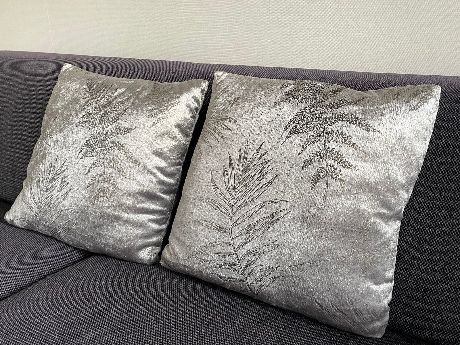 2x sierkussen zilvergrijs 45x45 cm - bladmotief, Ophalen of Verzenden, Zo goed als nieuw, Vierkant