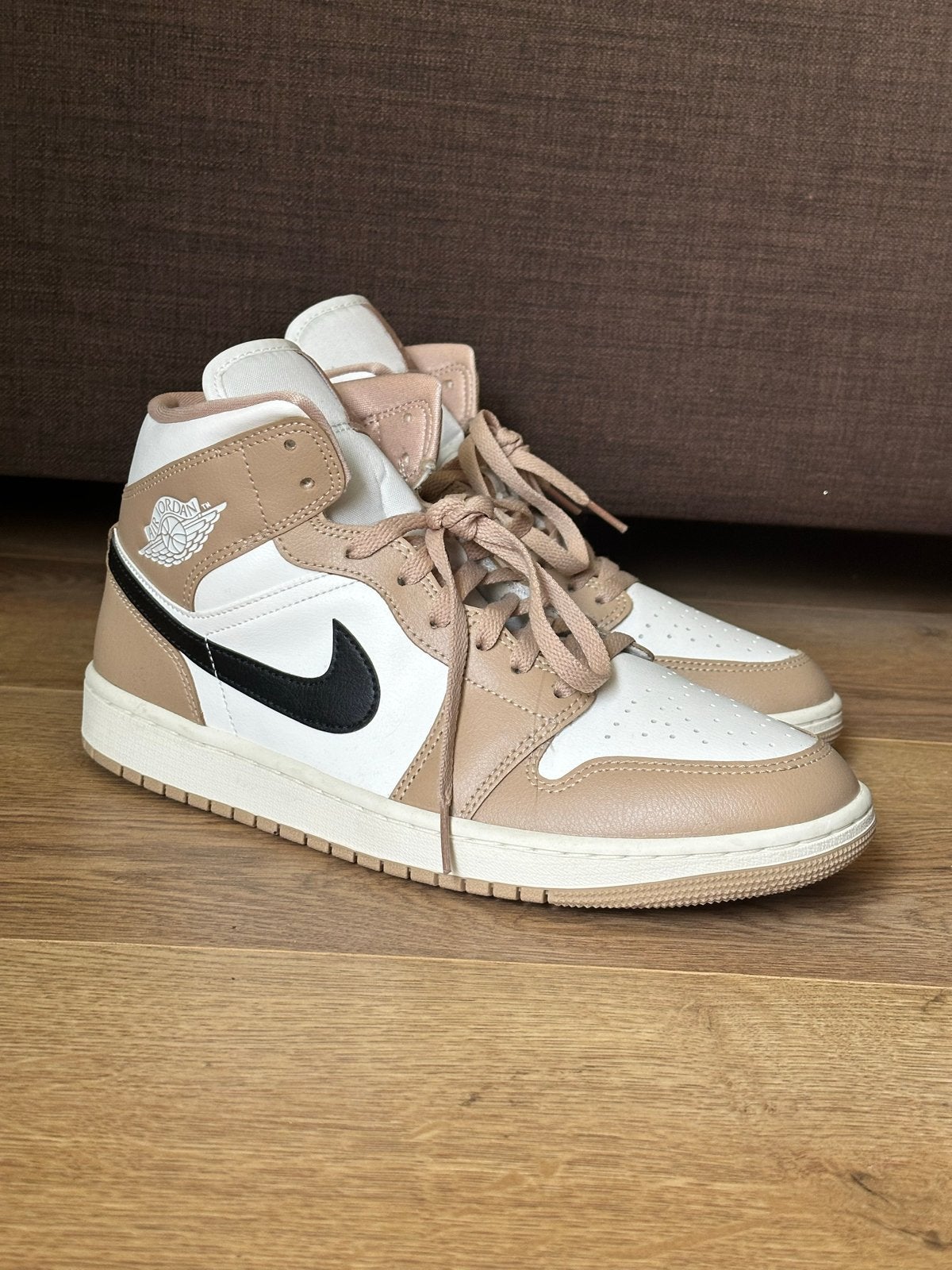 Nike Air Jordan 1 Mid 'Sail Desert' – Maat 43, Ophalen of Verzenden, Nieuw, Beige, Sneakers of Gympen