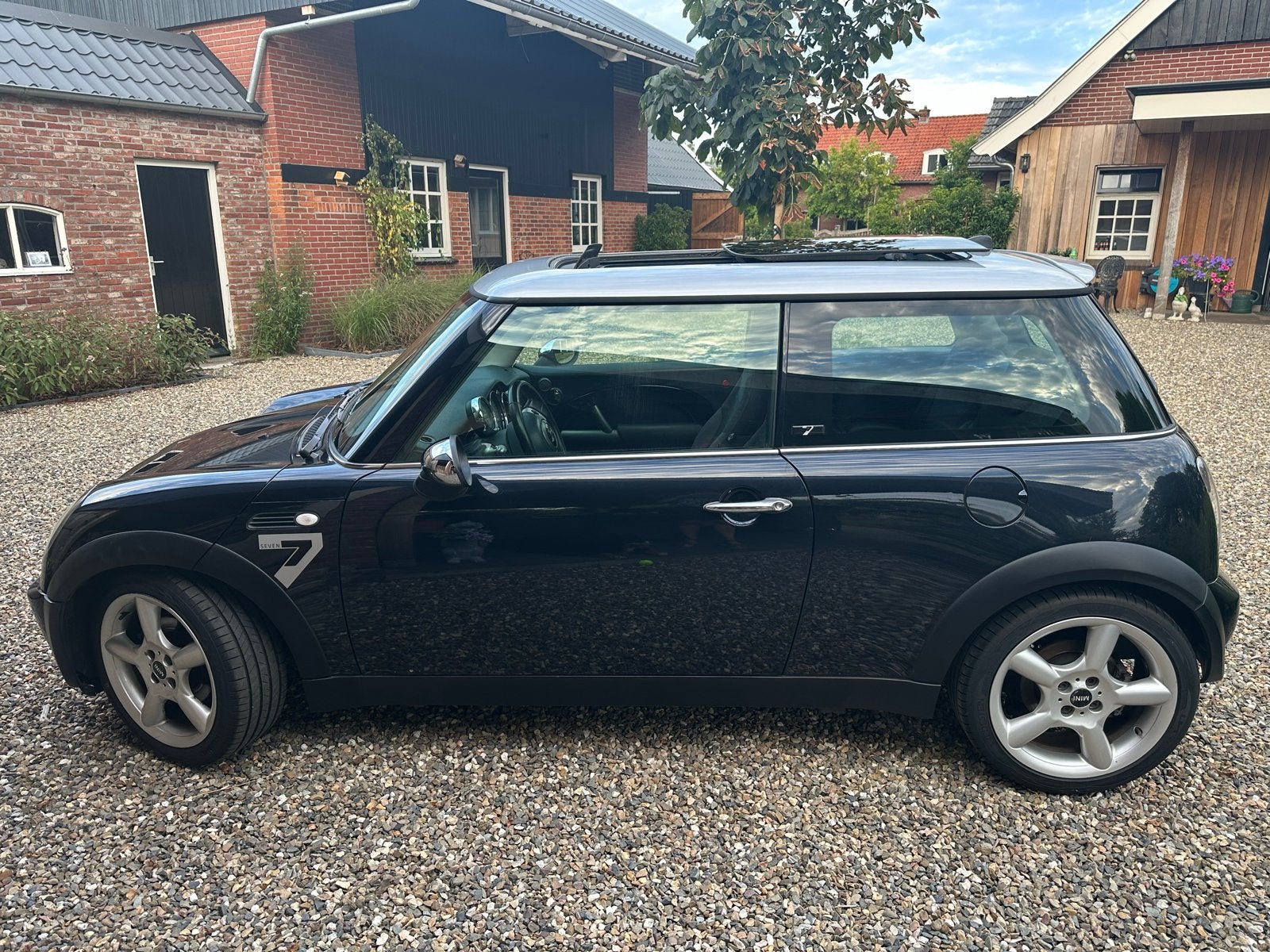 Mini 1.6 16V Cooper Seven met airco en panoramadak, Voorwielaandrijving, Zwart, 4 cilinders, 4 stoelen